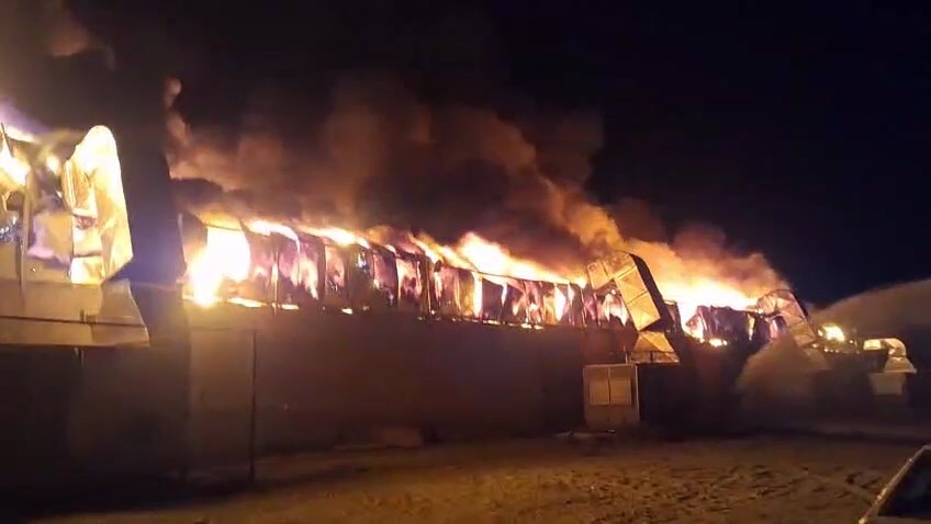 مهار آتش سوزی ساختمان فروشگاه لوازم خانگی در نجف آباد